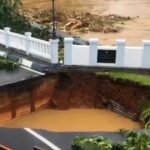 Jembatan Amblas di Rawalumbu Bekasi, Evakuasi Banjir Terganggu