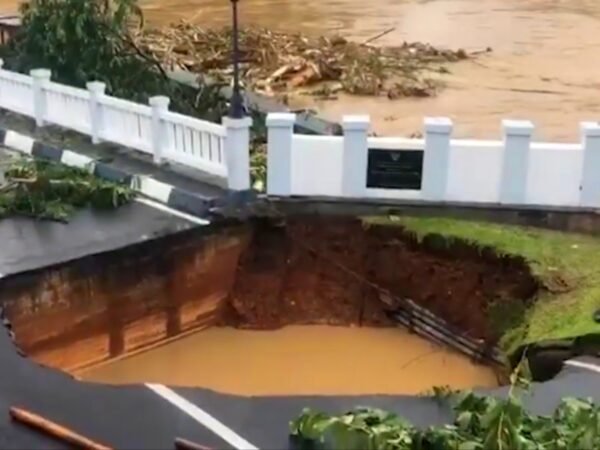Jembatan Amblas di Rawalumbu Bekasi, Evakuasi Banjir Terganggu