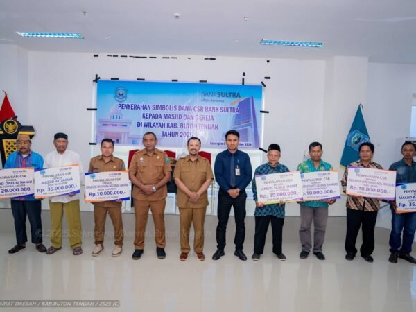 Bupati Buton Tengah Azhari Serahkan Dana CSR Bank Sultra Untuk Masjid Dan Gereja